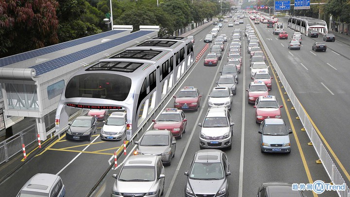 在汽车上行驶的高架巴士：电动立体快巴早晚高峰不怕堵