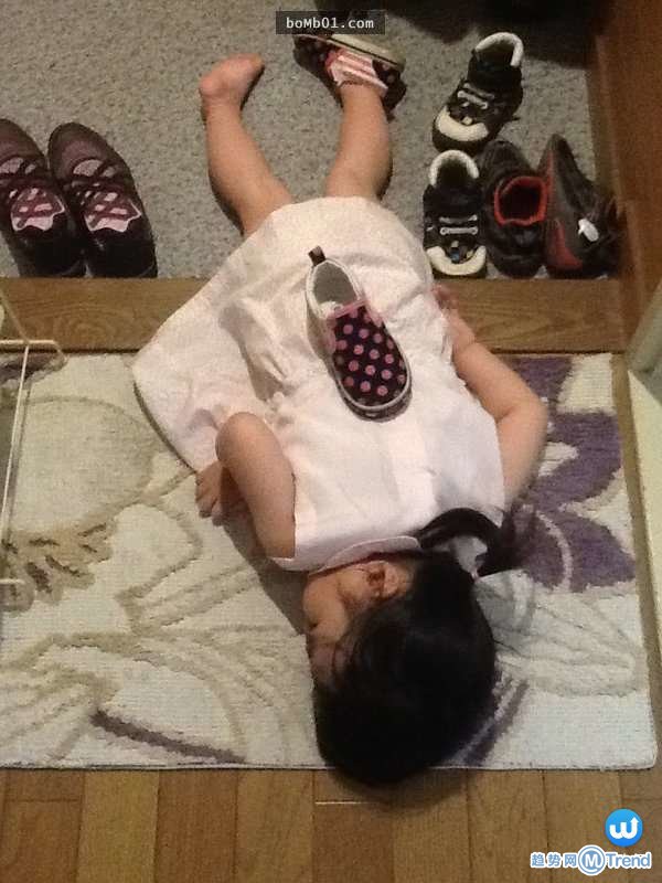 网上流行晒一言不合就停电的宝宝