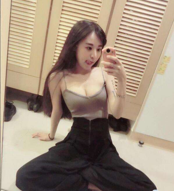 现在网红都要这么露吗？还有直播洗澡的！