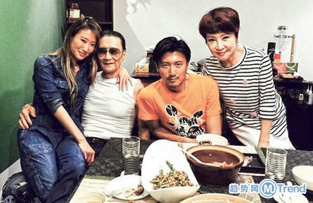 过节蹭热搜～晓明霆锋晒全家 奶茶妹晒女娃 叶一茜晒森蝶