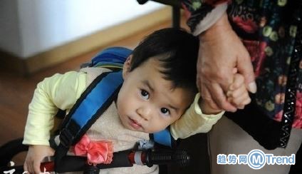 打伞小网红现身 撑伞的是外婆