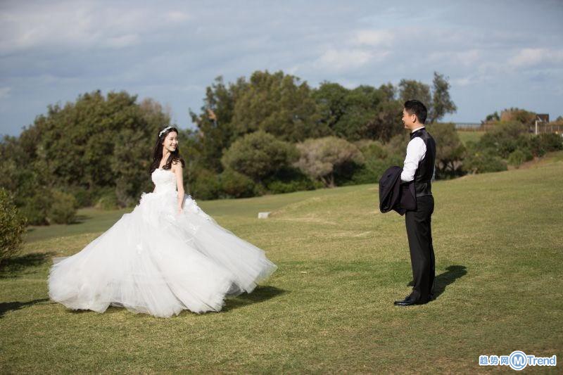 奶茶妹章泽天晒图秀恩爱 刘强东跪地为其拍照