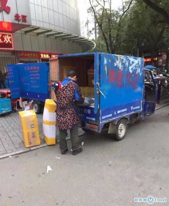 双12快递发货能及时吗 看看这些神一样的快递哥就知道了