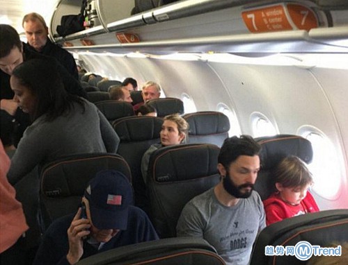 特朗普女儿伊万卡坐飞机被男子骚扰 和希拉里女儿是闺蜜