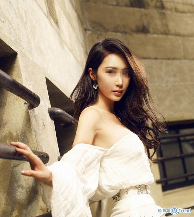 保利蓝黛丽海名媛俱乐部模特被警方带走 个个风姿绰约！