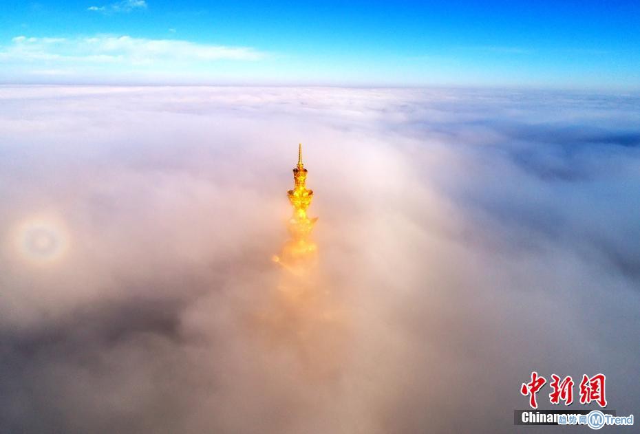 峨眉山金顶现佛光犹如仙境