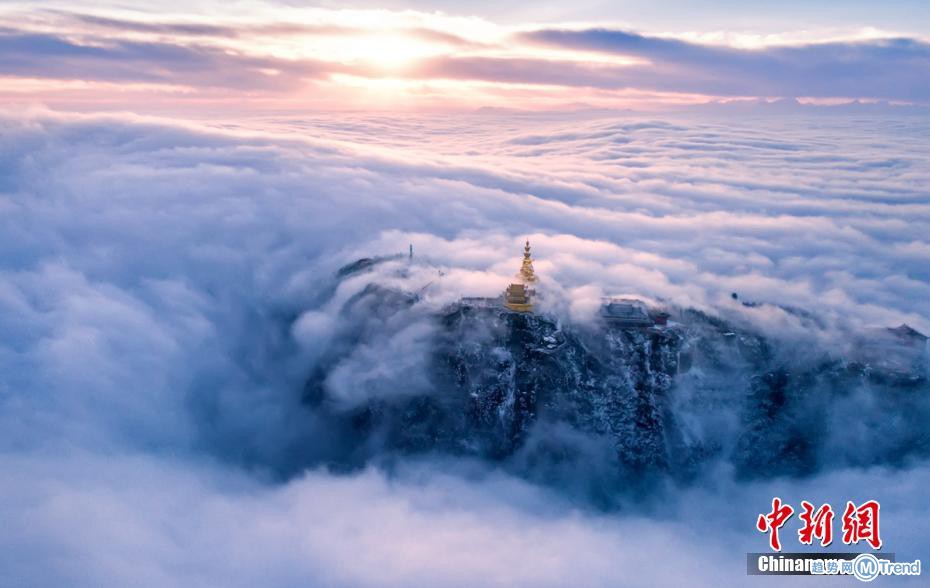 峨眉山金顶现佛光犹如仙境