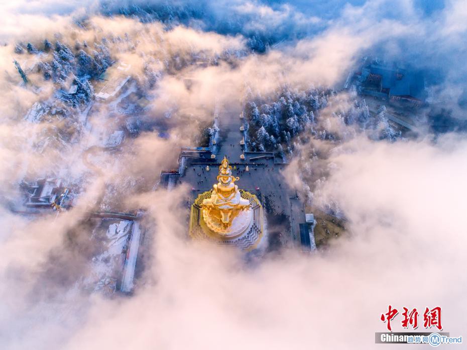 峨眉山金顶现佛光犹如仙境