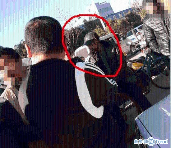 老人碰瓷警车要价2万 态度坚决