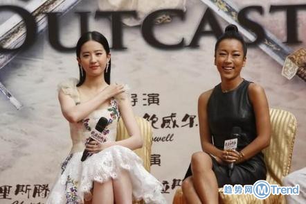 年度最尴尬合影 章子怡被秒成渣