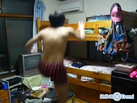 网友自拍上床动作 结果悲剧了