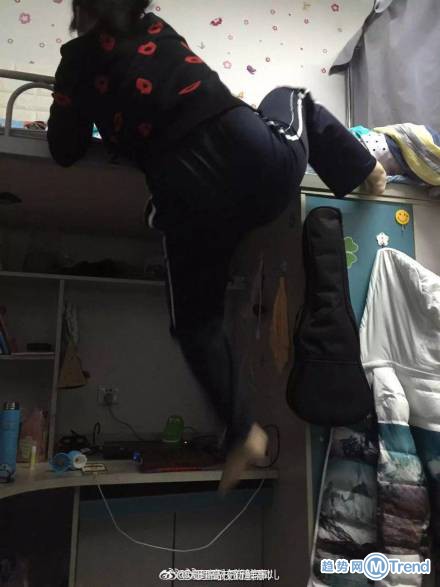 女版搞笑网友自拍宿舍上下床走红，完胜男版自拍上床动作