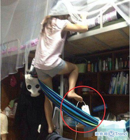 女版搞笑网友自拍宿舍上下床走红，完胜男版自拍上床动作