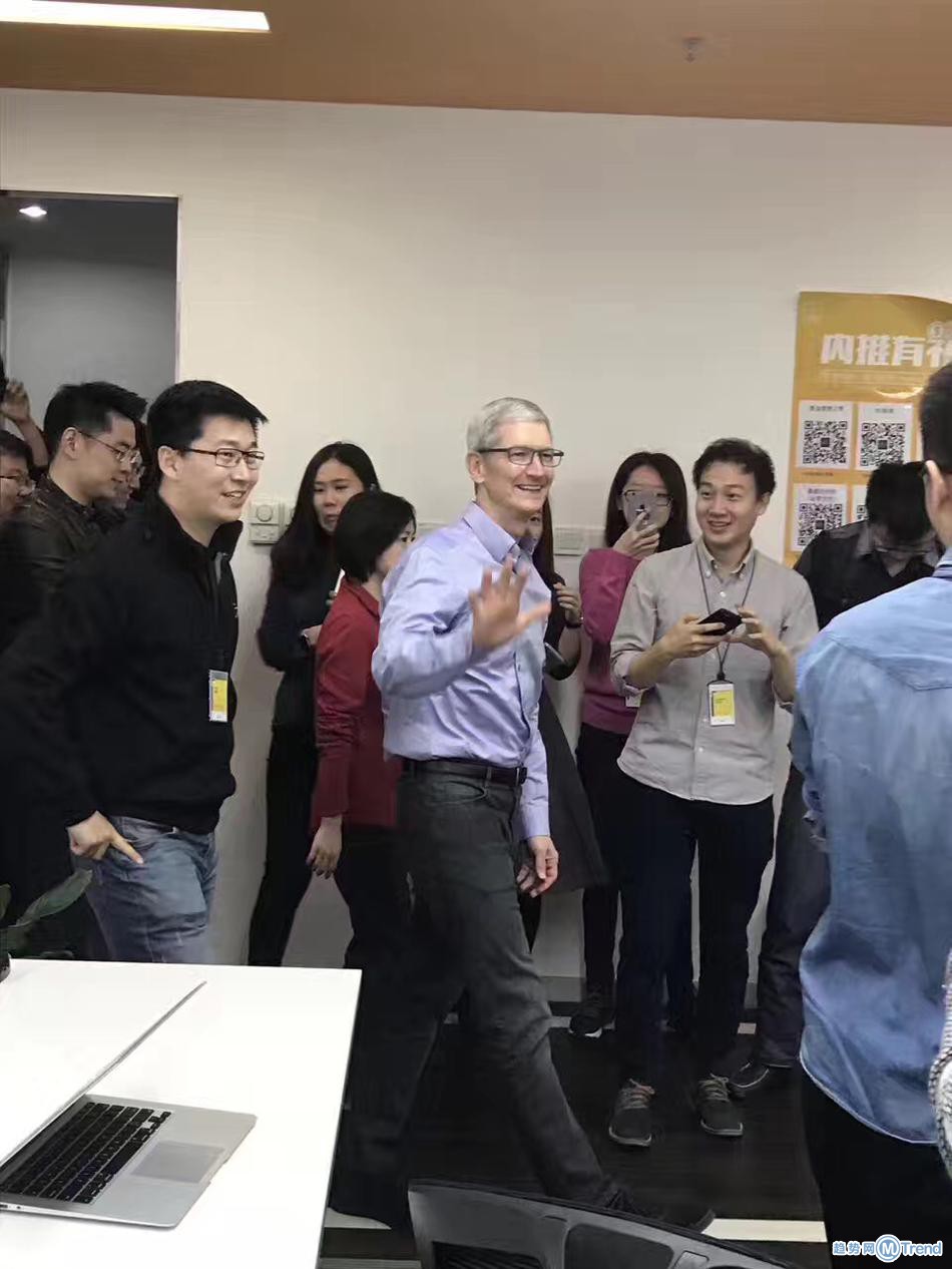 库克到访OFO 骑小黄车显愉快