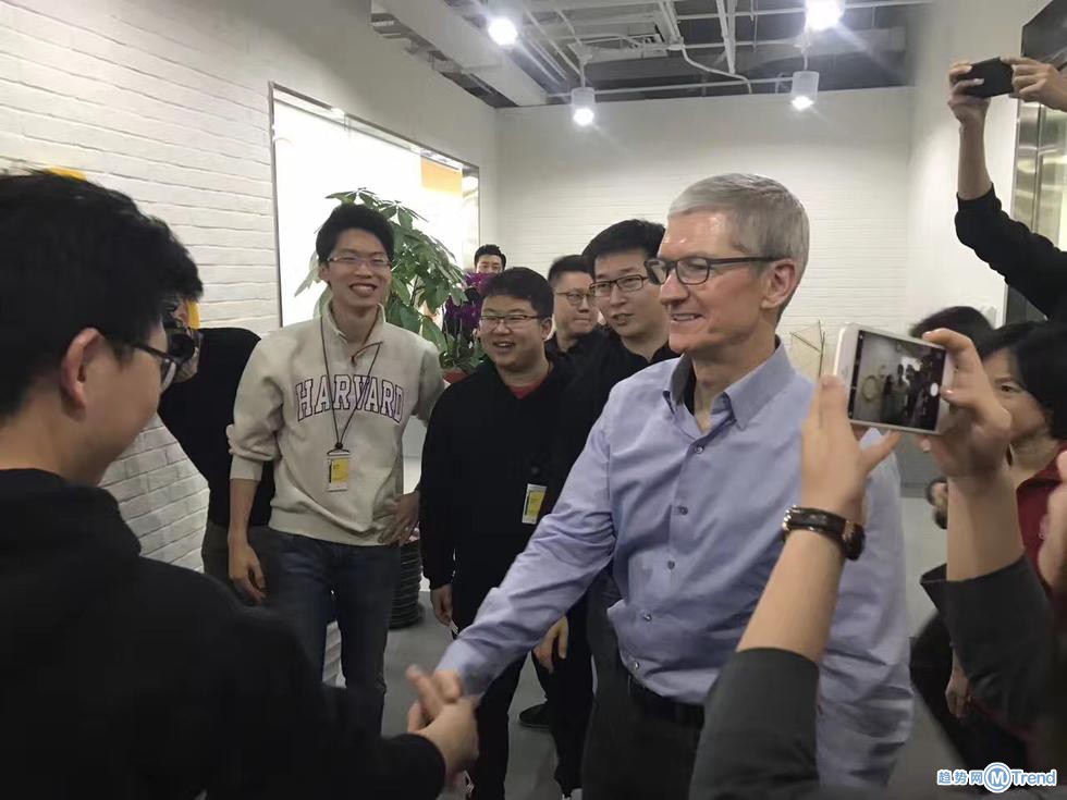 库克到访OFO 骑小黄车显愉快