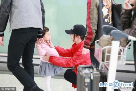 刘恺威带小糯米机场送杨幂 杨幂刘恺威合体撒糖