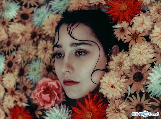 人比花娇，少女花中游