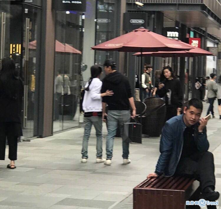 豆得儿与王思聪成都逛街，网友：豆得儿在线挺久