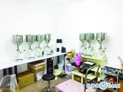 网售“高档化妆品” 竟在马桶边上造