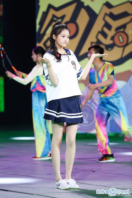 央视五四晚会 关晓彤演绎《我们的十八岁》