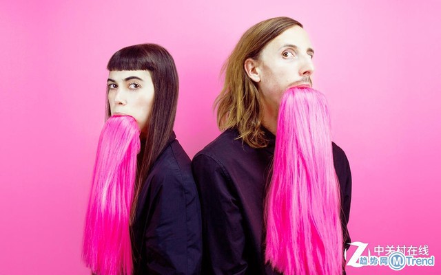 外国情侣诡异秀恩爱照片