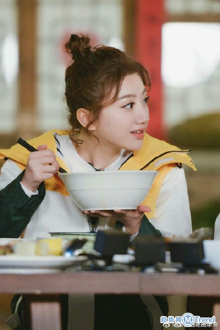 景甜参加跑男 美美亮相奔跑吧兄弟