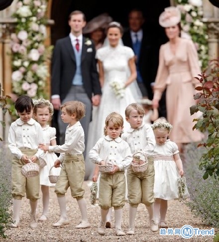 乔治小王子踩到小姨婚纱 被训哭了