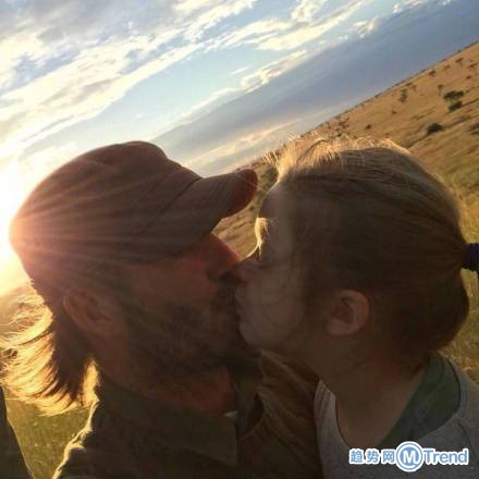 贝克汉姆小七暖心亲亲照被批 小七小贝甜宠照片大量曝光