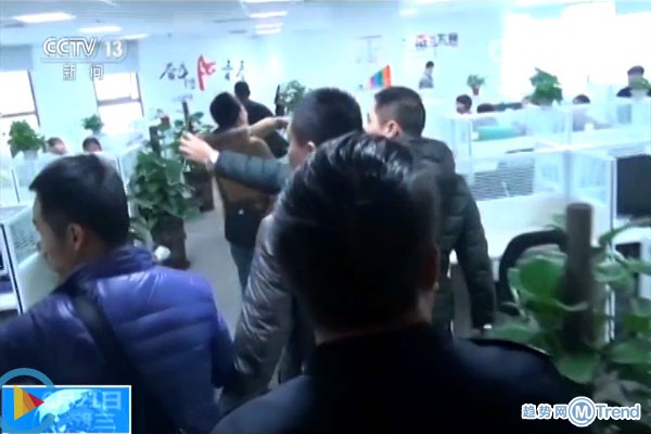 揭高额 信用 卡骗局：月奋斗目标三万 工位贴励志爆单符