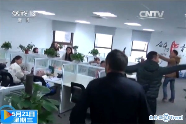 揭高额 信用 卡骗局：月奋斗目标三万 工位贴励志爆单符