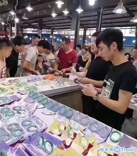 试戴30万玉镯碎了 游客当场吓晕