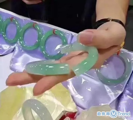 试戴30万玉镯碎了 游客当场吓晕