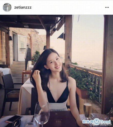 罕见露胸！章泽天晒照深V上装被吐槽