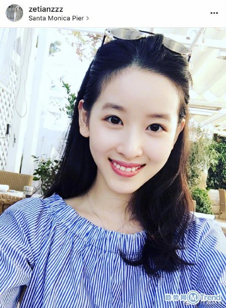 罕见露胸！章泽天晒照深V上装被吐槽