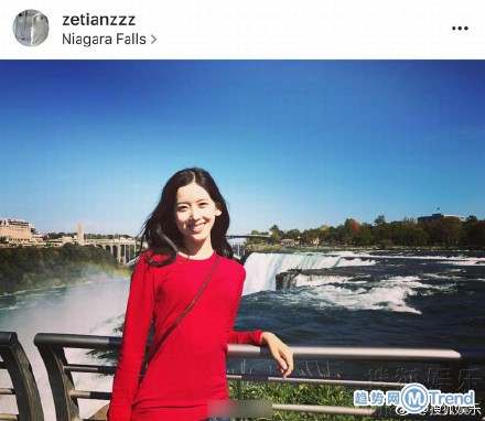 罕见露胸！章泽天晒照深V上装被吐槽