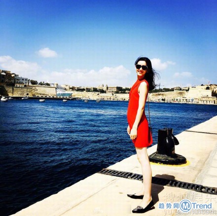 罕见露胸！章泽天晒照深V上装被吐槽