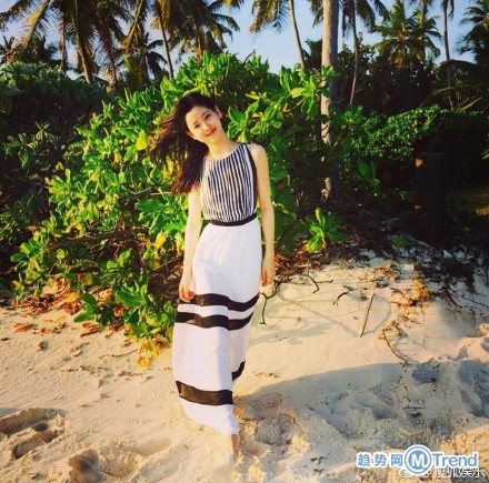 罕见露胸！章泽天晒照深V上装被吐槽