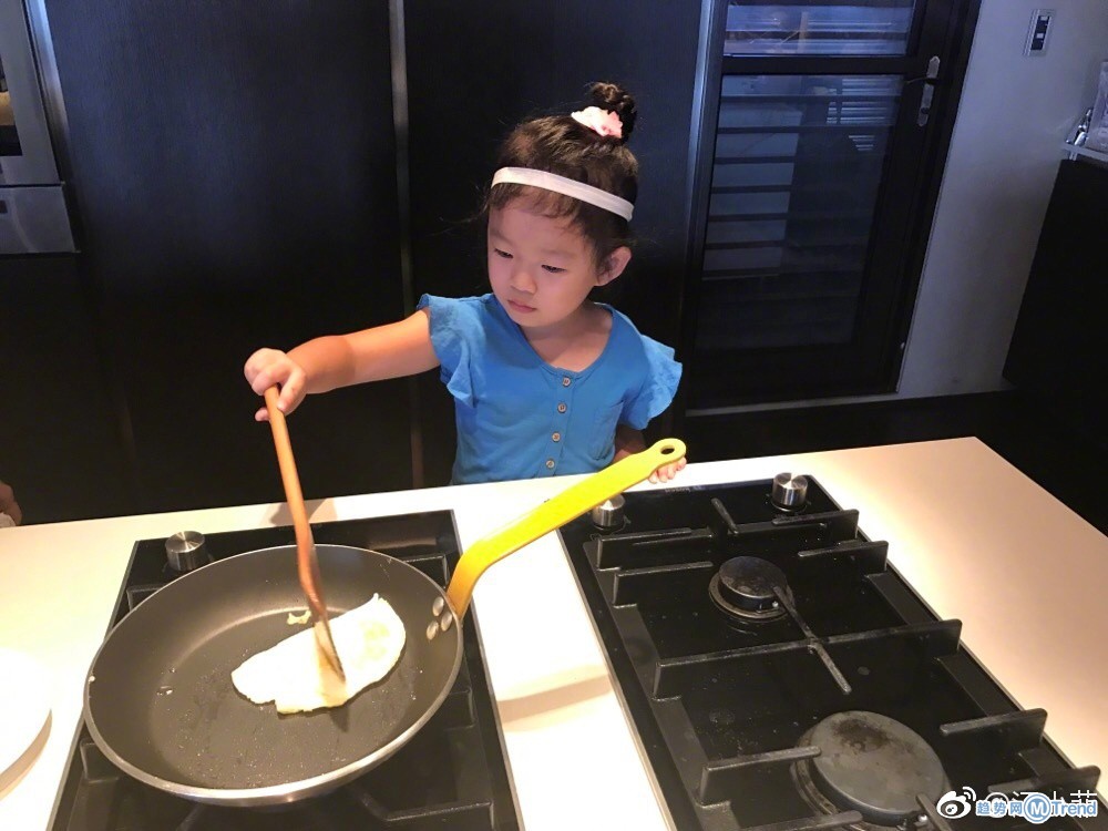 汪小菲成女儿奴 网友吐槽儿子是充话费送的