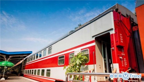 热点：旧床拆出金银珠宝 高校建火车餐厅