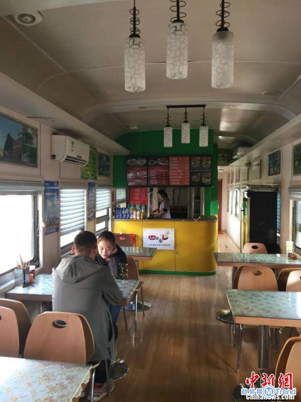 热点：旧床拆出金银珠宝 高校建火车餐厅