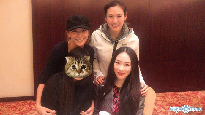 应采儿晒妈妈团合影 有吴尊老婆哦