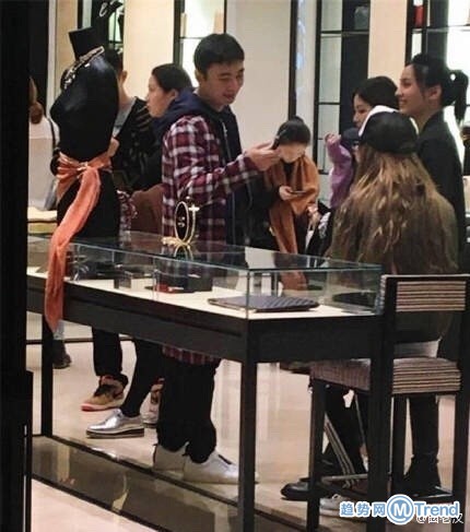 王思聪带新女伴逛街 网友：结婚算我输