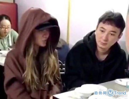 王思聪带新女伴逛街 网友：结婚算我输