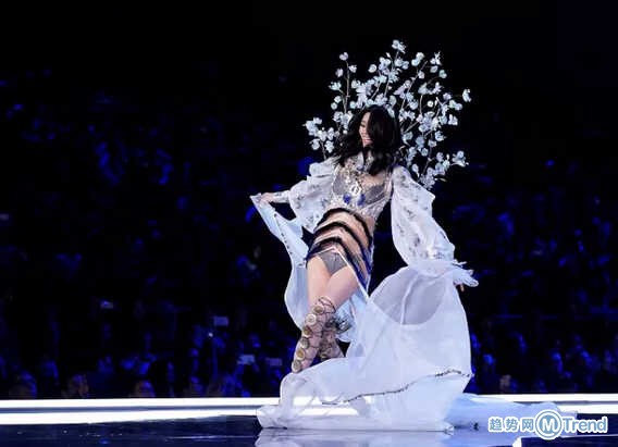 维多利亚的秘密秀场 奚梦瑶摔倒