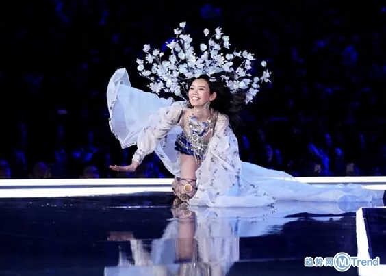 维多利亚的秘密秀场 奚梦瑶摔倒