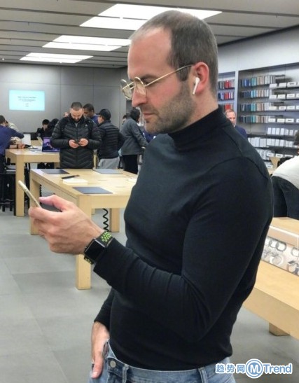 小哥去苹果店买东西 店员吓到