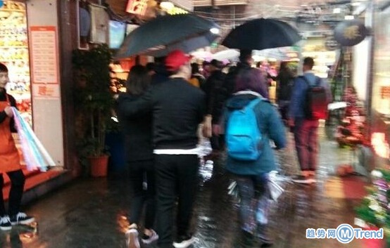 人物：偶遇王思聪和新女友逛街 网曝王大治已当爹 清华教授涉贪污罪被诉