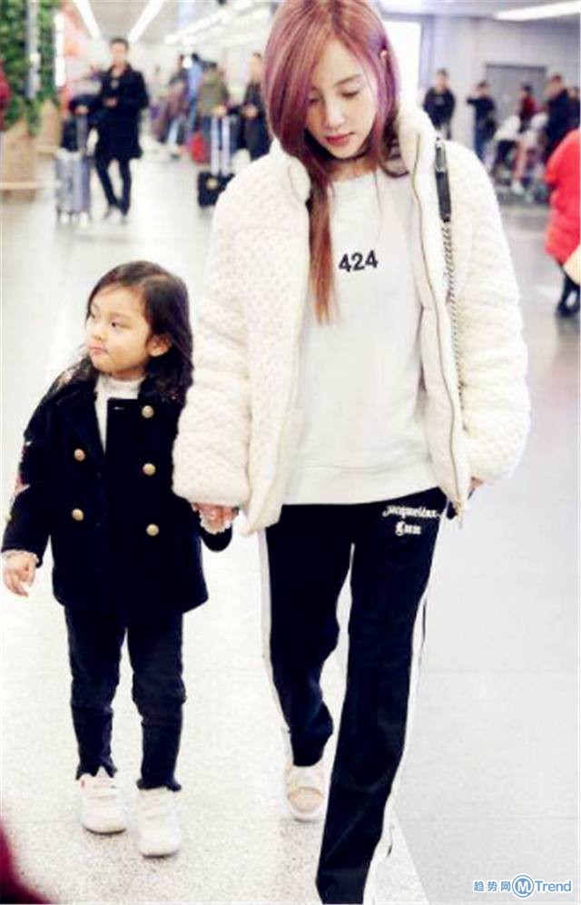 李小璐风波后现身 只见甜馨不见贾乃亮