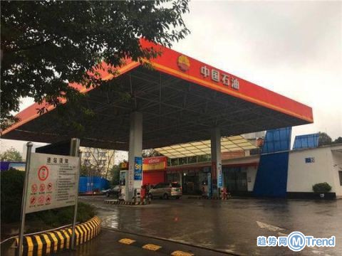 热点：丈夫把妻落加油站 南京融雪盐告急 南京商场顶棚坍塌