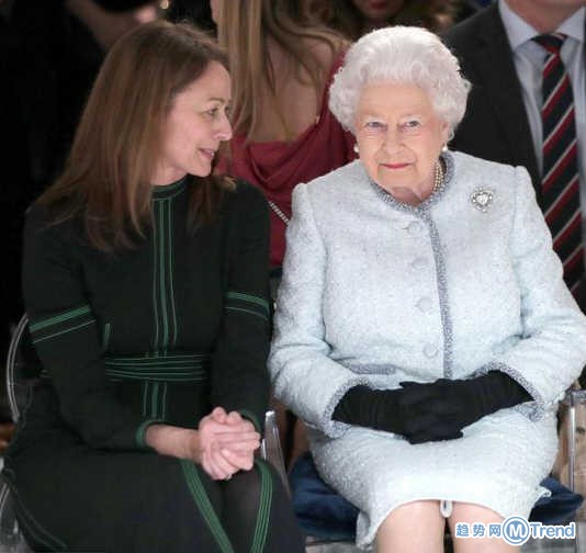 热点：韩内讧主角致歉 19万现金散街头 英女王首现身秀场